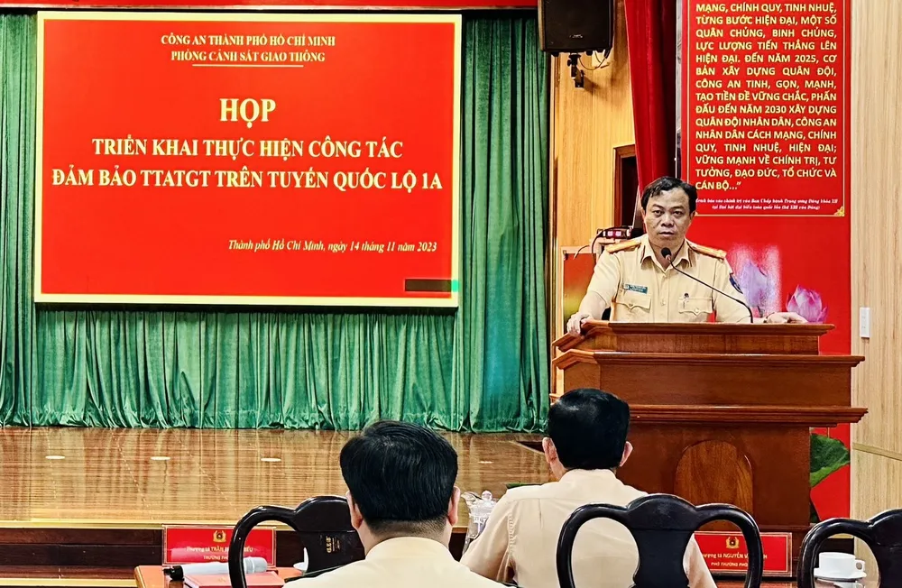 Thượng tá Trần Trung Hiếu, Trưởng Phòng CSGT TP.HCM phát biểu tại cuộc họp. Ảnh: PC08 CSGT TP.HCM triển khai tuần tra kiểm soát, xử lý vi phạm trên quốc lộ 1A 2