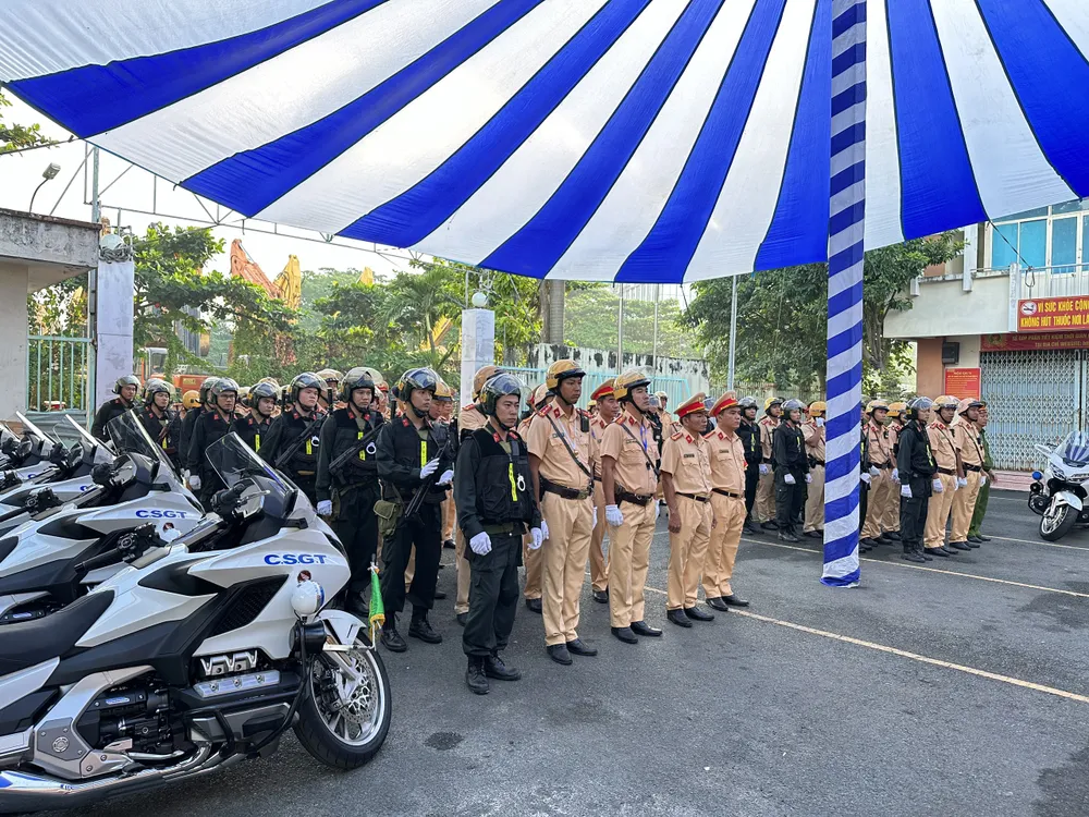csgt-tp-hcm-ra-quan-cao-diem-kiem-soat-giao-thong-tran-ap-chong-toi-pham-tren-quoc-lo-1- (15).jpg