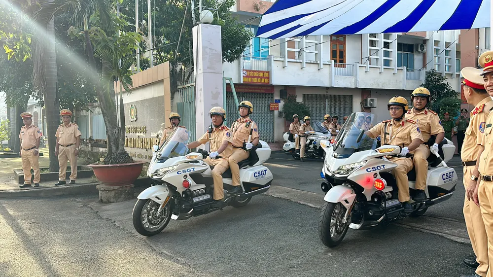 csgt-tp-hcm-ra-quan-cao-diem-kiem-soat-giao-thong-tran-ap-chong-toi-pham-tren-quoc-lo-1- (2).jpg