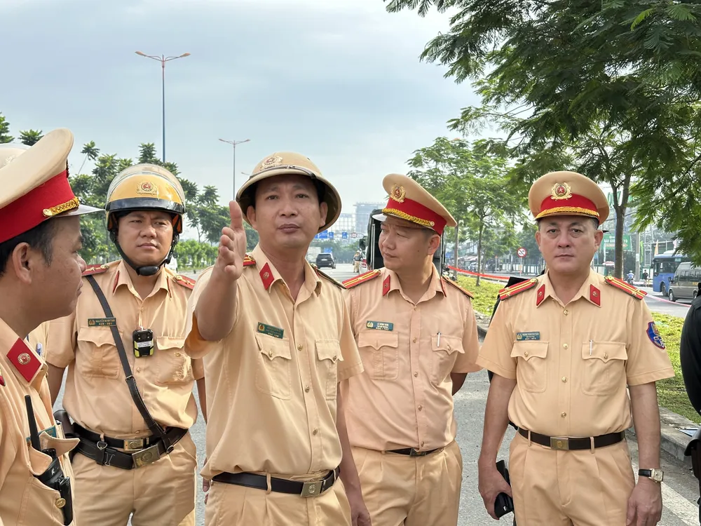 csgt-tp-hcm-ra-quan-cao-diem-kiem-soat-giao-thong-tran-ap-chong-toi-pham-tren-quoc-lo-1- (7).jpg