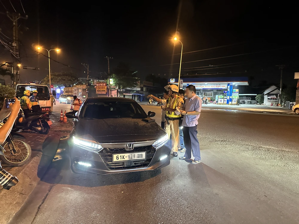 Một trường hợp lái xe ô tô vi phạm nồng độ cồn bị CSGT phát hiện ở khu vực giáp ranh địa bàn tỉnh Bình Dương. Ảnh: NGUYỄN YÊN dem-dau-tien-ra-quan-kiem-tra-nong-do-con-o-tp-thu-duc-hang-loat-lai-xe-o-to-vi-pham-14.jpg