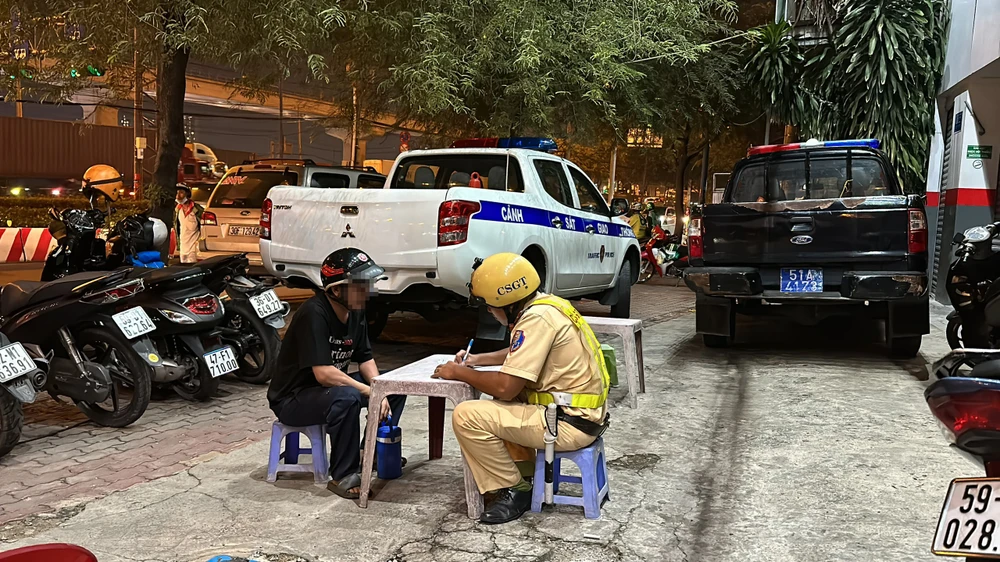 Ông P. làm việc với CSGT. Ảnh: NGUYỄN YÊN dem-dau-tien-ra-quan-kiem-tra-nong-do-con-o-tp-thu-duc-hang-loat-lai-xe-o-to-vi-pham-4.jpg