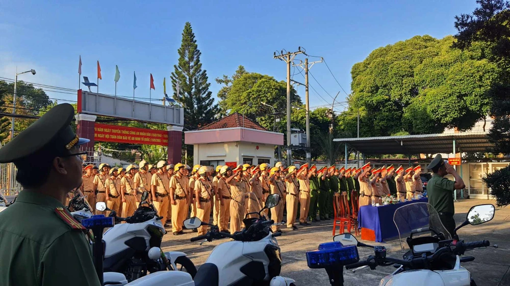 Lễ ra quân tổng kiểm tra nồng độ cồn tại Công an TP Thủ Đức sáng 14-11. Ảnh: TỰ SANG ra-quan-thu-duc-846-8716.jpg.jpg