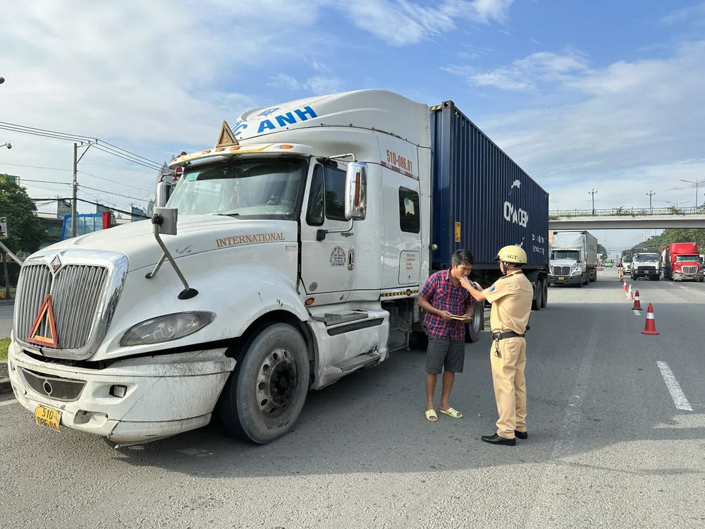 ngay-dau-ra-quan-kiem-soat-quoc-lo-1-o-tp-hcm-hang-loat-vi-pham-bi-xu-ly