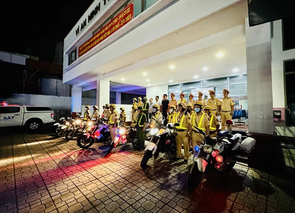 CSGT cụm số 7 tổ chức lễ ra quân tại trụ sở Công an quận Phú Nhuận tối 24-11. Ảnh: NGUYỄN YÊN 10 cụm CSGT đồng loạt kiểm tra nồng độ cồn, ma túy toàn TP.HCM