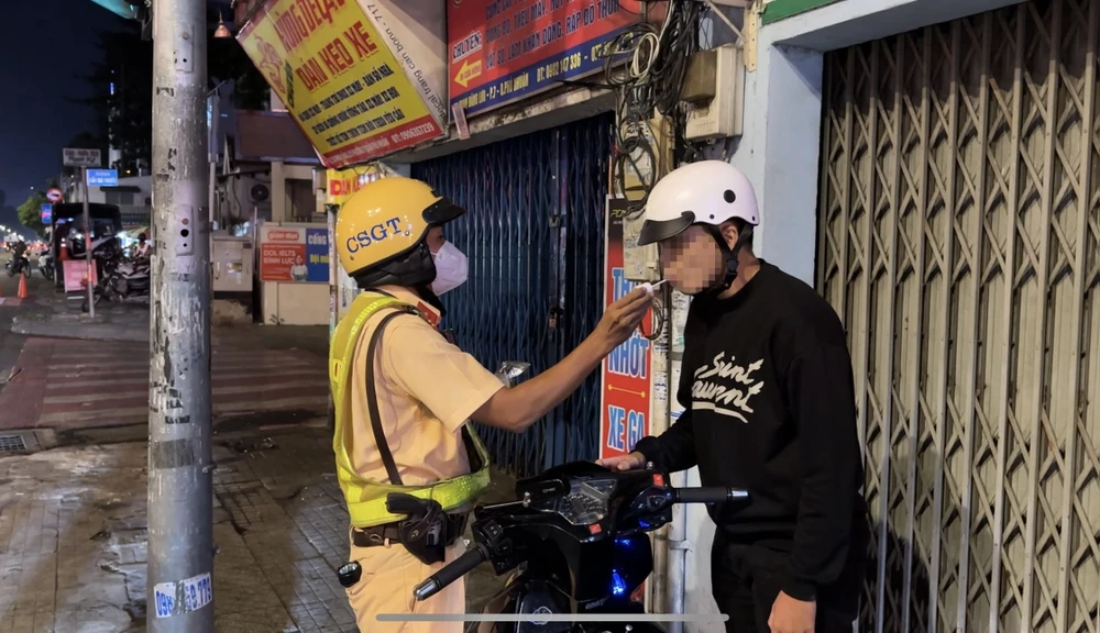 Tổ công tác tiến hành kiểm tra ma túy ngẫu nhiên người đi đường. Ảnh: NGUYỄN YÊN 10-cum-csgt-dong-loat-kiem-tra-nong-do-con-ma-tuy-toan-tp-hcm (7).jpg