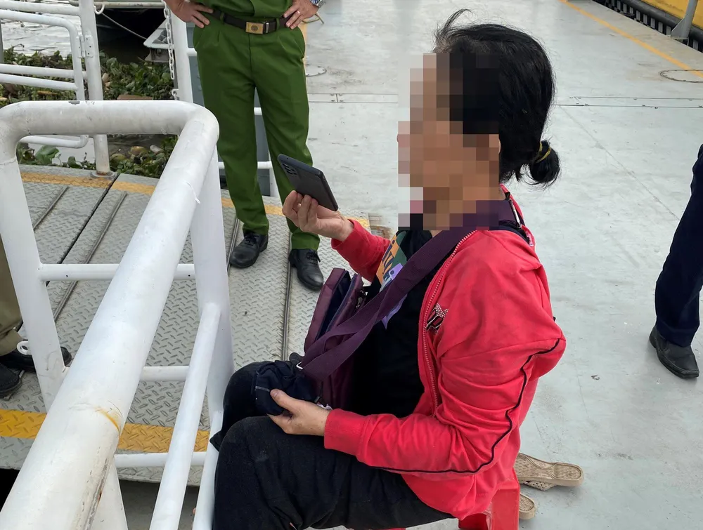 Người phụ nữ may mắn được cứu sống và đưa vào bờ. Ảnh: ĐC cuu-mot-phu-nu-nhay-cau-sai-gon-voi-loi-nhan-thieu-va-rai-tro-cot-xuong-bien (2).jpg