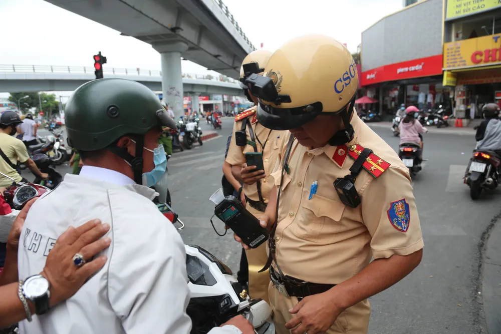 csgt-lap-chot-kiem-tra-nong-do-con-giua-trua-hang-loat-vi-pham-bi-phat-hien-post1.jpg