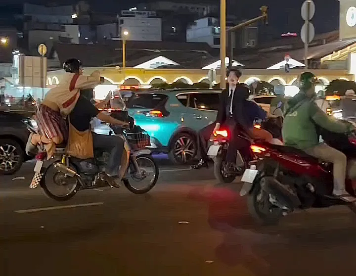 Xử phạt nhóm quay clip ngồi ngược trên xe máy đang chạy ở quận 1