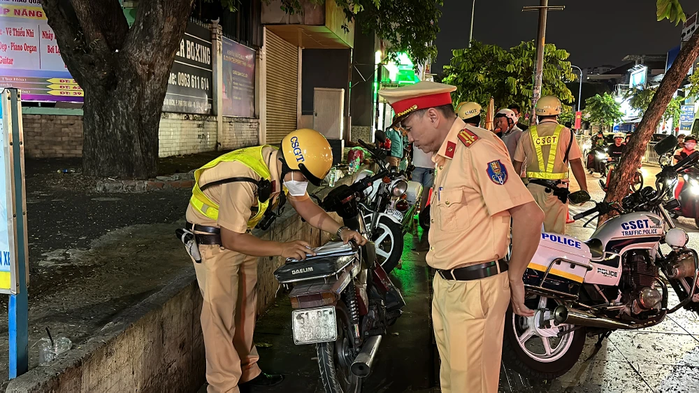 tp-hcm-nhieu-nguoi-bo-luon-xe-may-khi-bi-phat-hien-vi-pham-nong-do-con-post-4-2858.jpg