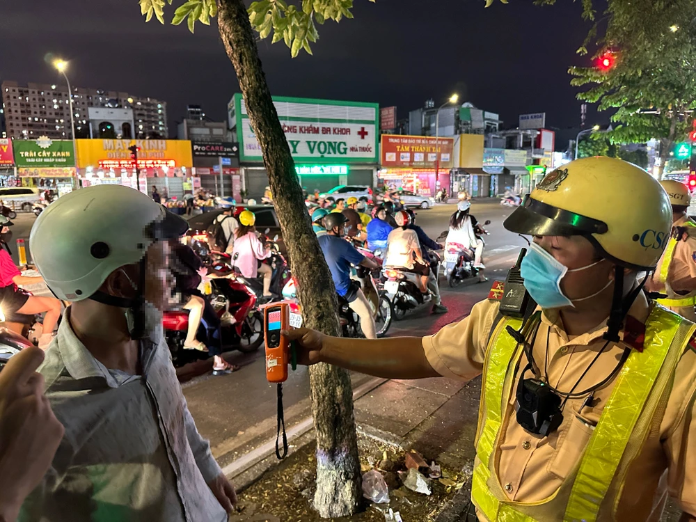 Công an TP.HCM kiểm tra nồng độ cồn tại một giao lộ thuộc quận Tân Phú vào cuối năm 2023. Ảnh: NGUYỄN YÊN tp-hcm-nhieu-nguoi-bo-luon-xe-may-khi-bi-phat-hien-vi-pham-nong-do-con-post-3-5481.jpg