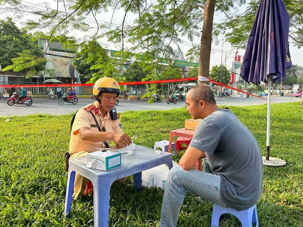 Kiểm tra ma túy đối với một lái xe đầu kéo tại chốt ngay sau lễ ra quân. Ảnh: NGUYỄN YÊN csgt-tp-hcm-bat-dau-cao-diem-kiem-soat-quoc-lo-1-1.jpg
