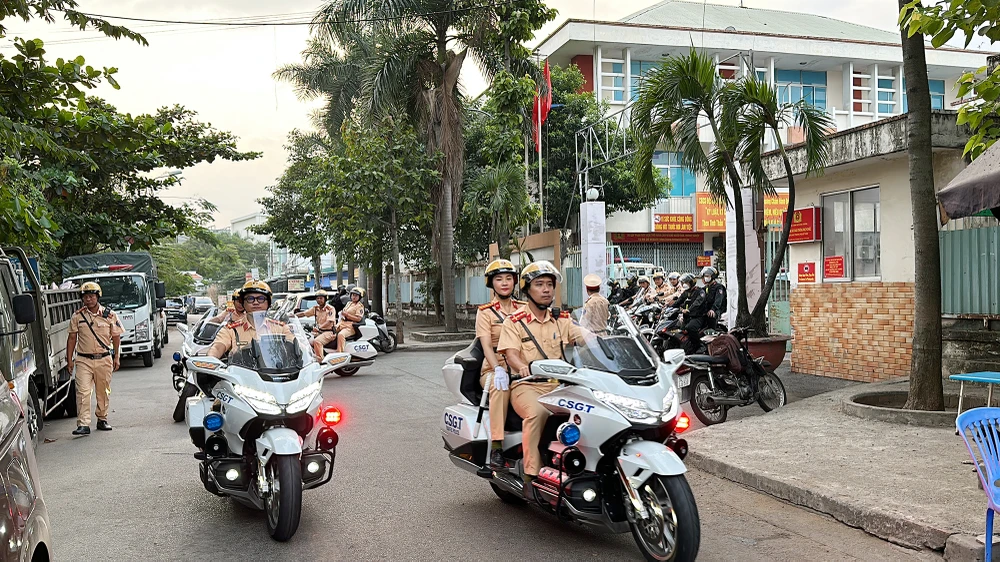 CSGT TP.HCM phối hợp với Công an các địa phương kiểm soát phương tiện vận tải ra, vào TP.HCM. Ảnh: NGUYỄN YÊN csgt-tp-hcm-bat-dau-cao-diem-kiem-soat-quoc-lo-1-11jpg.jpg