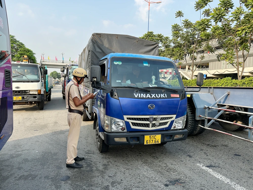 Kiểm tra với xe tải, xe khách trên Quốc lộ 1 tập trung vào các hành vi là nguyên nhân dẫn đến tai nạn giao thông. Ảnh: NGUYỄN YÊN csgt-tp-hcm-bat-dau-cao-diem-kiem-soat-quoc-lo-1-3.jpg