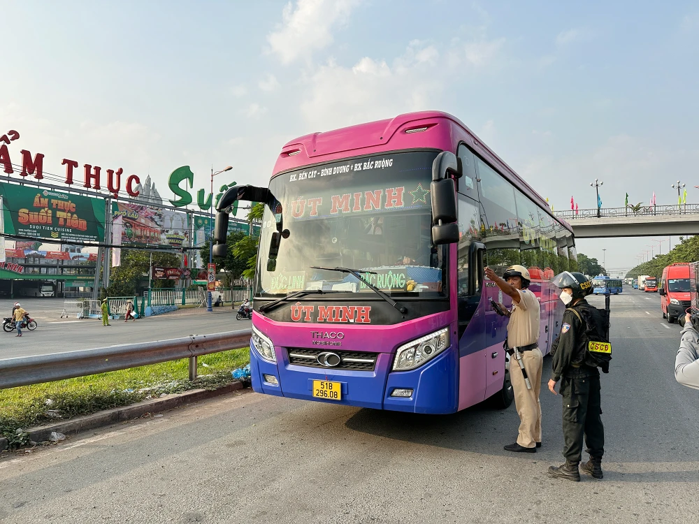 Kiểm tra đối với một xe khách chạy lộ trình TP.HCM - Bình Thuận. Ảnh: NGUYỄN YÊN csgt-tp-hcm-bat-dau-cao-diem-kiem-soat-quoc-lo-1-5.jpg