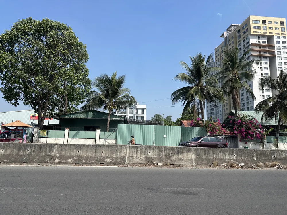 Khu vực trước cửa bến cóc của nhà xe Tâm Hạnh trên đường Liên Phường. Ảnh: NGUYỄN YÊN vu-ben-coc-tra-hinh-o-tp-hcm-tp-thu-duc-se-xac-minh-nguon-goc-dat-ben-xe-tu-phat (5).JPG