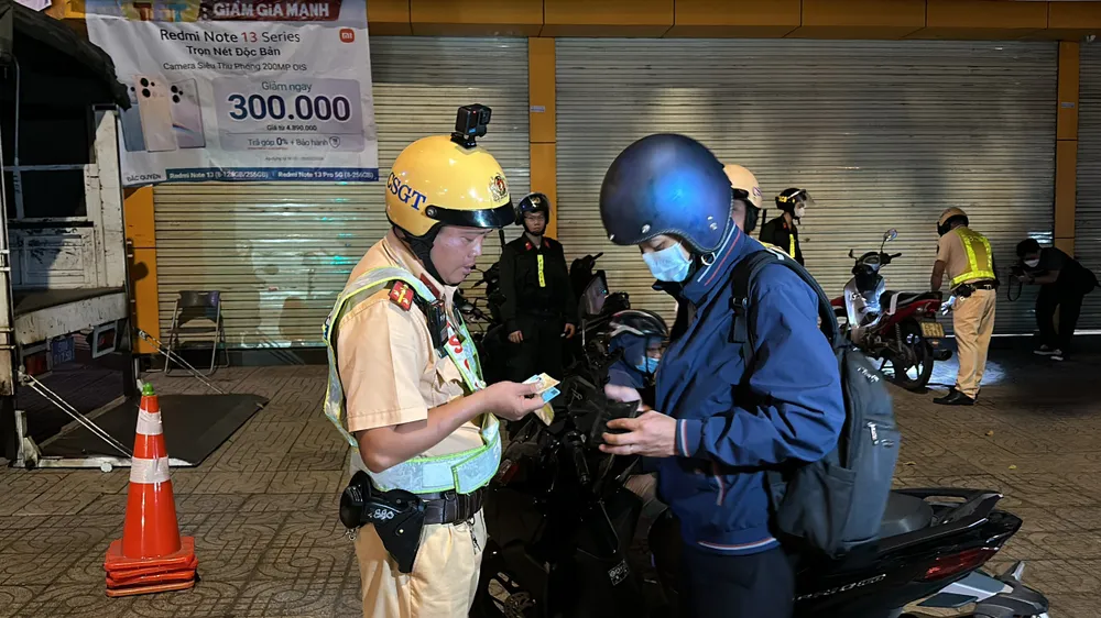Người vi phạm cho biết cuối năm khó từ chối lời mời rượu bia nên đã uống một tý. Ảnh: NGUYỄN YÊN vi-pham-nong-do-con-kich-khung-vua-quay-phim-csgt-vua-noi-toi-rat-hoi-han (10).jpg