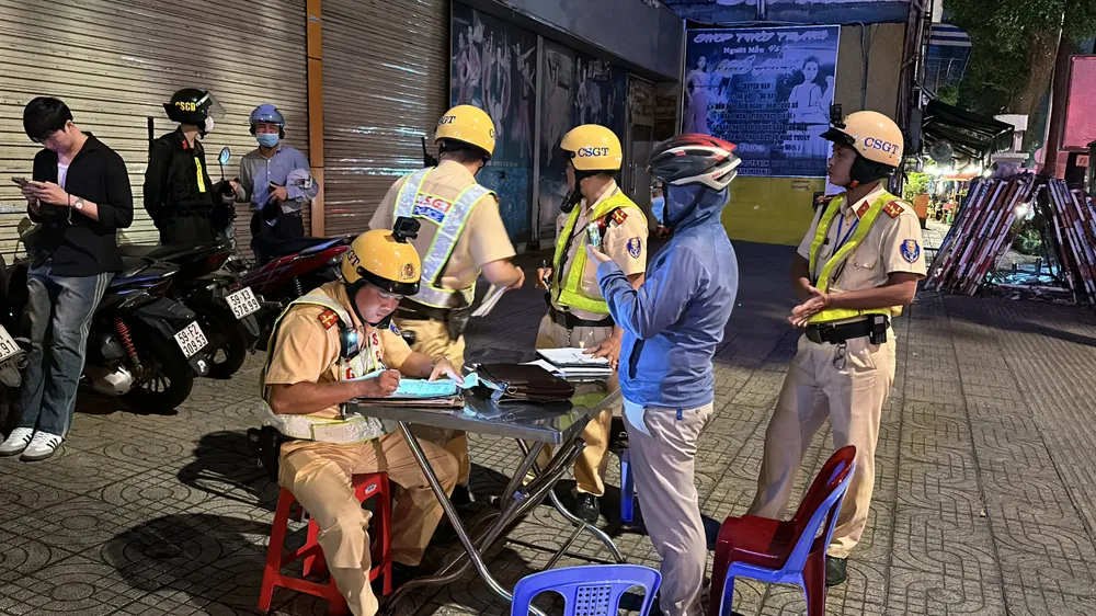Ông Th không xuất trình được giấy tờ gì, quay phim trong suốt quá trình làm việc với CSGT. Ảnh: NGUYỄN YÊN vi-pham-nong-do-con-kich-khung-vua-quay-phim-csgt-vua-noi-toi-rat-hoi-han (7).jpg
