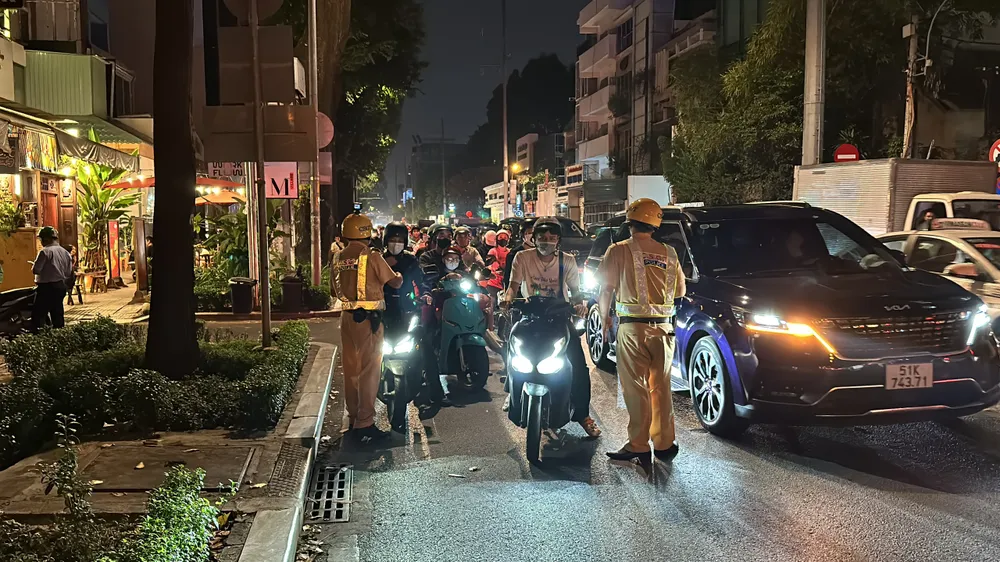 CSGT kiểm tra ngẫu nhiên với nhiều người đi đường và phát hiện nhiều trường hợp vi phạm. Ảnh: NGUYỄN YÊN Vi phạm nồng độ cồn kịch khung, vừa quay phim CSGT vừa nói ‘tôi rất hối hận’
