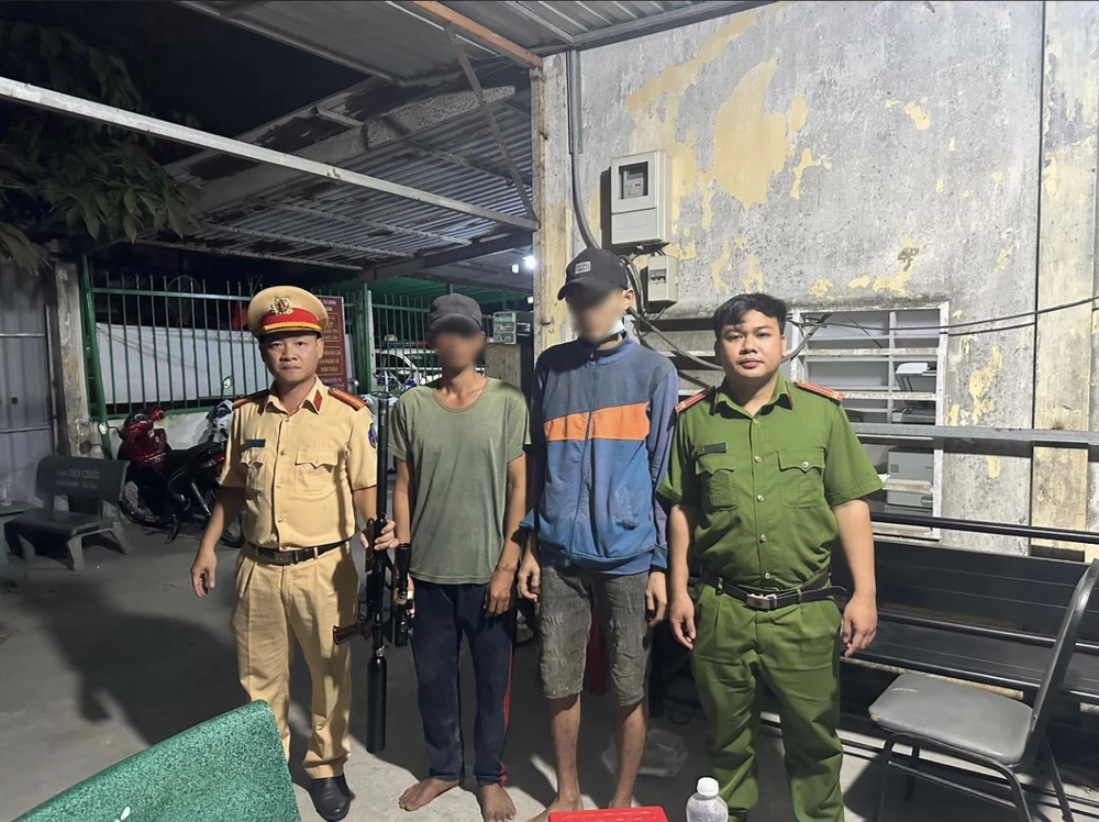 bat-hai-ke-trom-luoi-ro-da-cong-trinh-gia-co-bo-song-chong-sat-lo (1).jpg