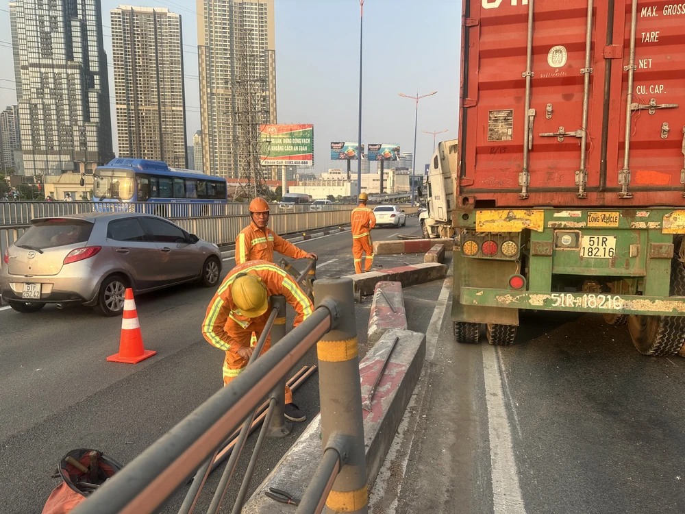 Lực lượng chức năng đang xử lý hiện trường vụ tai nạn. Tai nạn trên cầu Sài Gòn, ùn tắc kéo dài