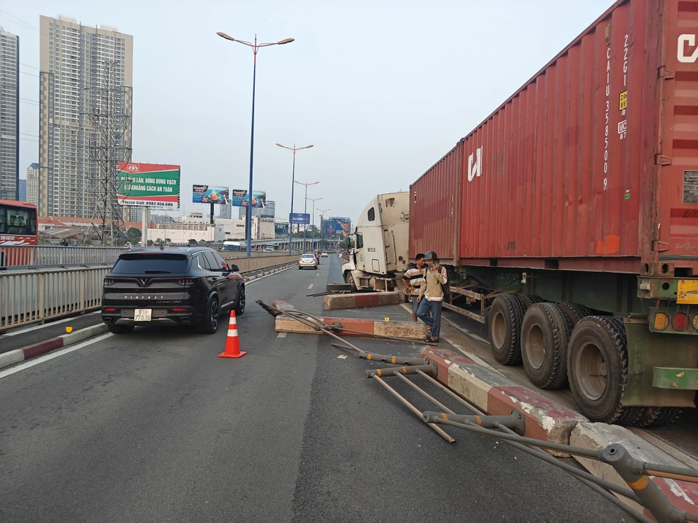 Nhiều đoạn dải phân cách trên cầu Sài Gòn bị gãy, đổ sau tai nạn. Tai nạn trên cầu Sài Gòn, ùn tắc kéo dài