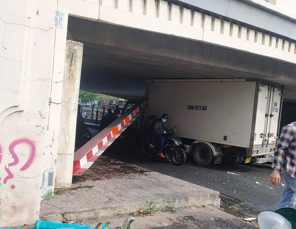 Bình Thạnh: Xe tải lại kẹt dưới gầm Cầu Bông, giao thông ách tắc