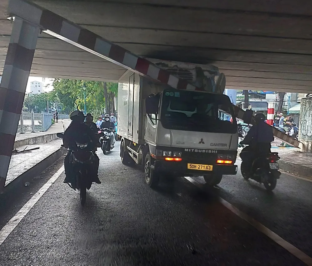 Bình Thạnh: Xe tải lại kẹt dưới gầm Cầu Bông, giao thông ách tắc