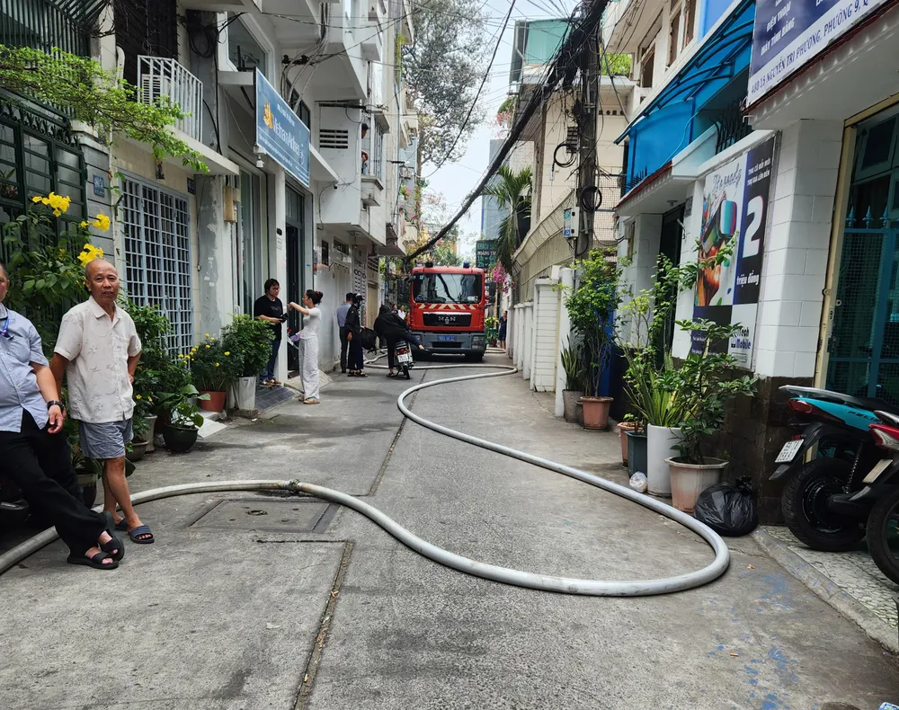 Khách đang uống cà phê bỏ chạy khi quán bốc cháy