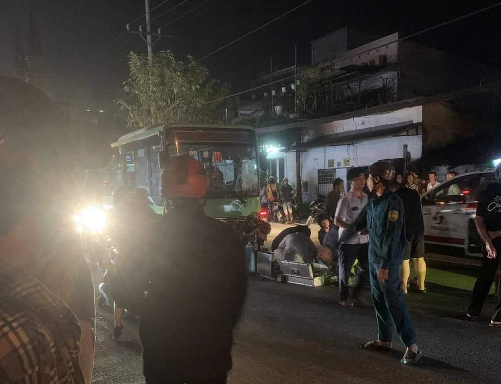 Hiện trường vụ tai nạn. Ảnh: ĐC Xe máy đối đầu xe buýt, một người thiệt mạng