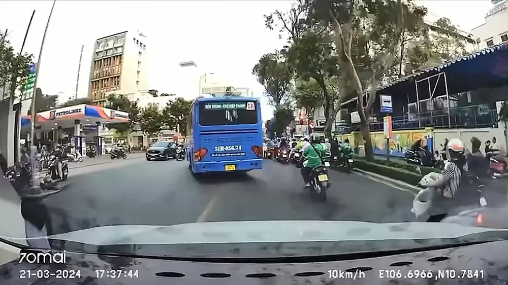 Camera ghi cảnh xe buýt lấn làn vượt đèn đỏ ở trung tâm TP.HCM