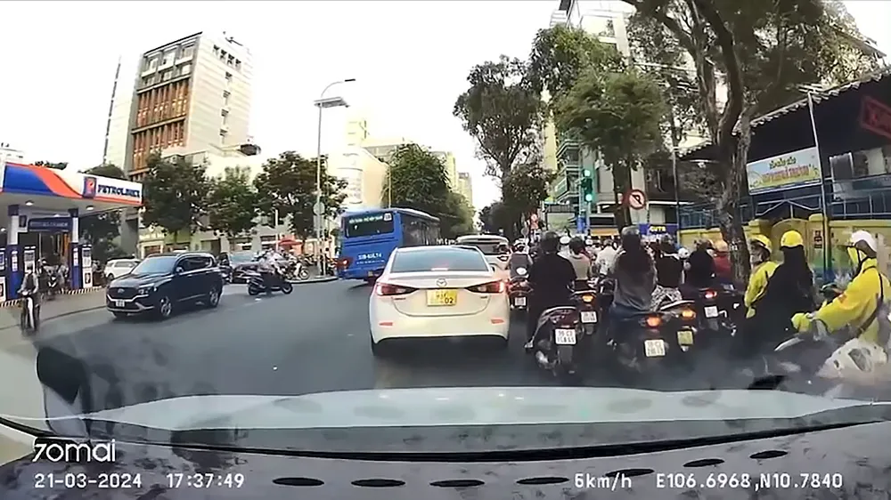 camera-ghi-canh-xe-buyt-lan-lan-vuot-den-do-o-trung-tam-tp-hcm (3).jpg