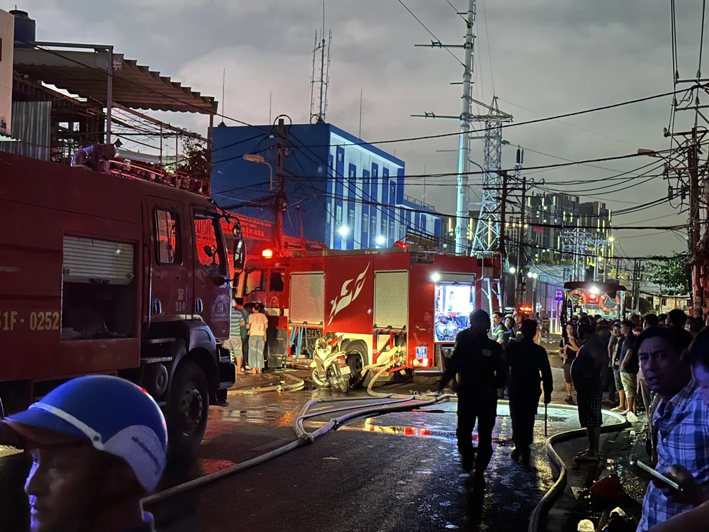 thong-tin-moi-vu-chay-day-nha-ven-kenh-doi-o-quan-8 (5).jpg