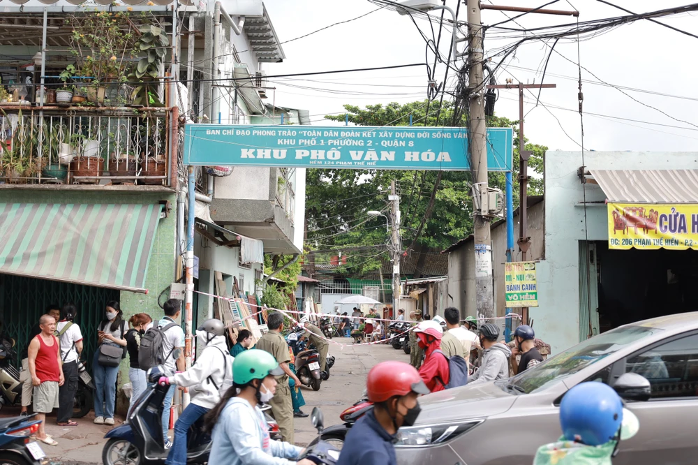 Vụ cháy ven kênh ở quận 8: Cháy hai căn nhà và một bãi chứa gỗ