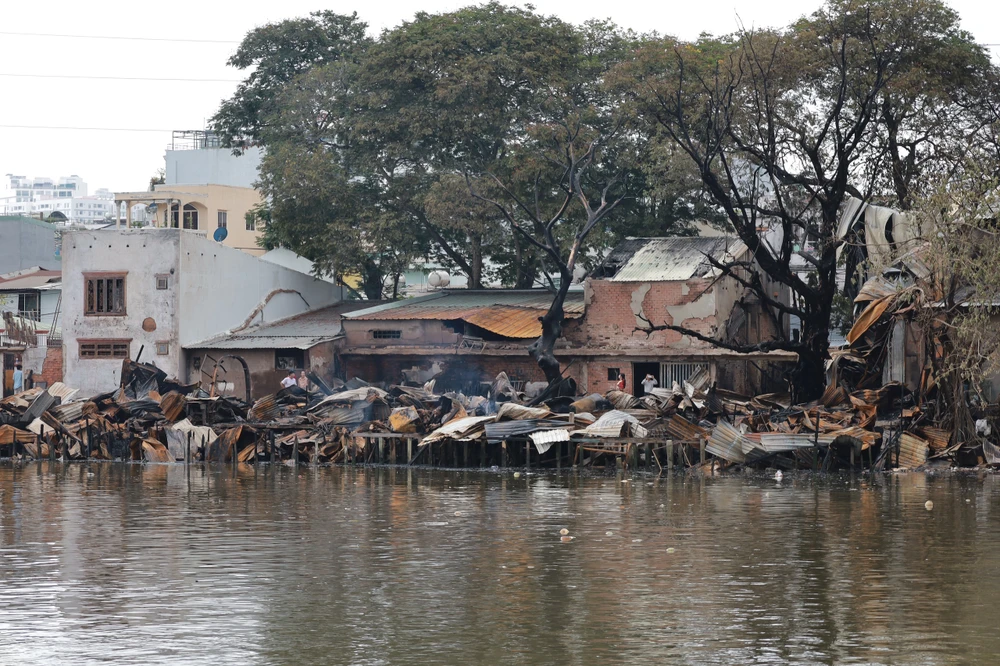 vu-chay-ven-kenh-o-quan-8-chay-hai-can-nha-va-mot-bai-chua-go (4).jpg