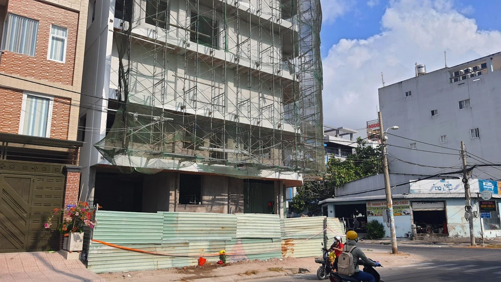 Công trình xây dựng được lực lượng chức năng giăng dây phong tỏa sau sự việc. Ảnh: ĐC Điều tra một nữ công nhân tử vong trong công trình xây dựng ở quận 8