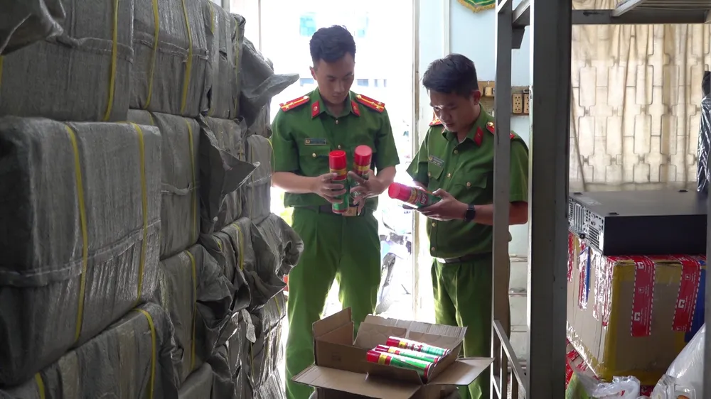 Công an quận 11 kiểm tra lô hàng. Mua hàng hóa giả mạo nhãn hiệu đi bán kiếm lời, một thanh niên bị xử lý