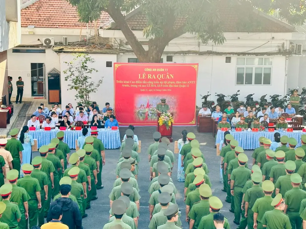 Toàn cảnh lễ ra quân. Ảnh: CAQ11 Công an quận 11 ra quân cao điểm trấn áp tội phạm