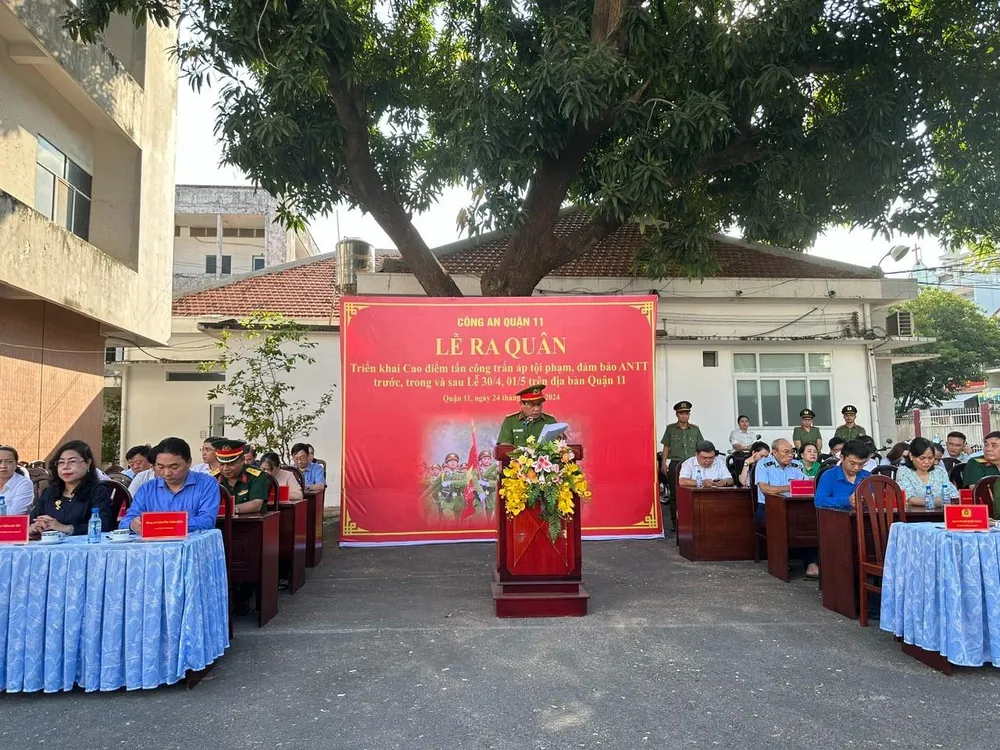 Lãnh đạo Công an quận 11 quán triệt các kế hoạch thực hiện trong cao điểm tại lễ ra quân. Ảnh: CAQ11 cong-an-quan-11-ra-quan-cao-diem-tran-ap-toi-pham (6).jpg
