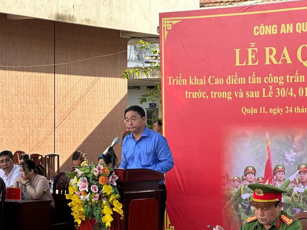 Ông Nguyễn Trần Bình, Chủ tịch UBND quận 11 phát biểu tại buổi lễ. Ảnh: CAQ11 cong-an-quan-11-ra-quan-cao-diem-tran-ap-toi-pham (8).jpg