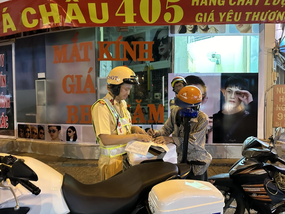 Ông T làm việc với CSGT. Ảnh: NGUYỄN YÊN hai-anh-em-ke-nhau-ve-sau-cuoc-nhau-bi-csgt-xu-phat-hon-14-trieu-dong (1).jpg