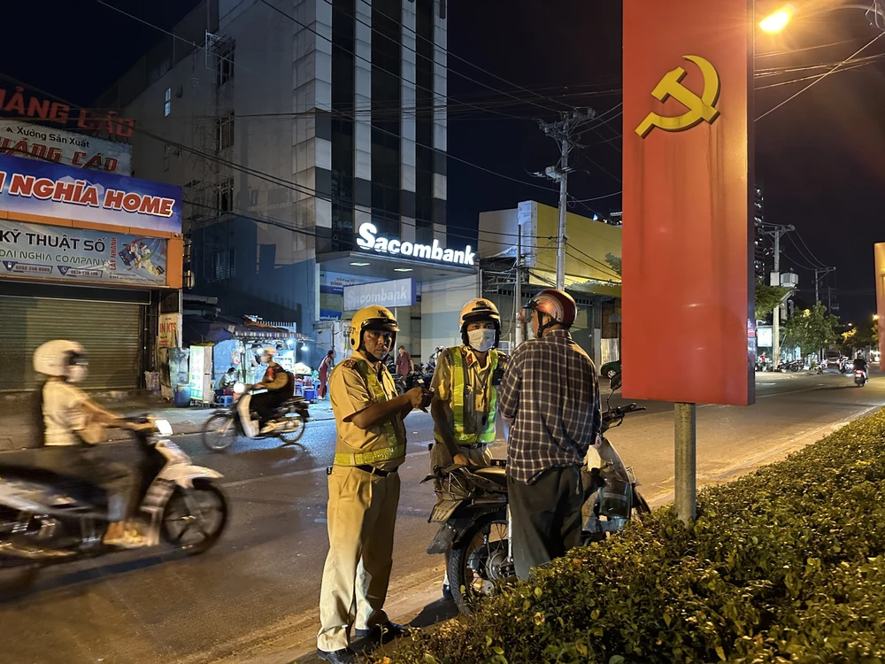 CSGT kiểm tra đối với ông NTA trên đường Kha Vạn Cân. Ảnh: NGUYỄN YÊN hai-anh-em-ke-nhau-ve-sau-cuoc-nhau-bi-csgt-xu-phat-hon-14-trieu-dong (2).jpg