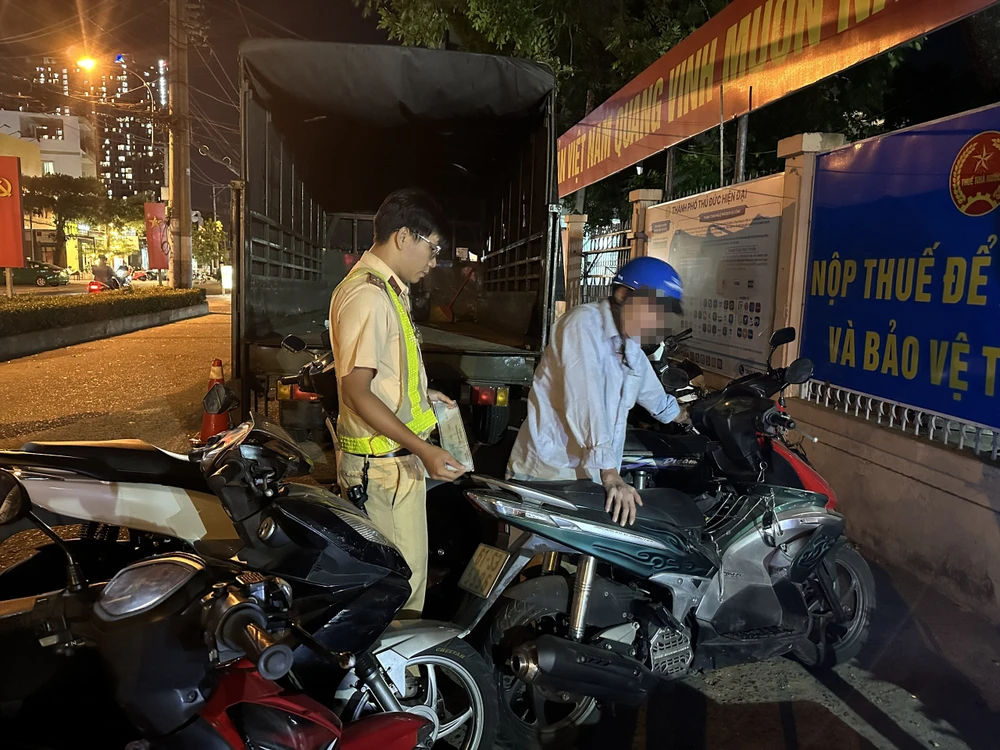 Ông T không đồng ý giao phương tiện cho CSGT niêm phong vì lý do không có xe đi làm, không có xe đi đóng phạt. Ảnh: NGUYỄN YÊN hai-anh-em-ke-nhau-ve-sau-cuoc-nhau-bi-csgt-xu-phat-hon-14-trieu-dong (6).jpg