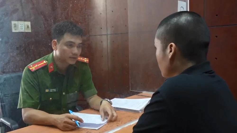 Công an lấy lời khai một người trong nhóm giật tài sản bị bắt giữ. Ảnh: CA Khởi tố 3 người giật tài sản tại lễ hội ở quận 1