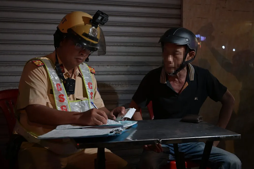 nhau-le-voi-ban-nam-thanh-nien-vi-pham-nong-do-con-gap-3-lan-quy-dinh (3).jpg