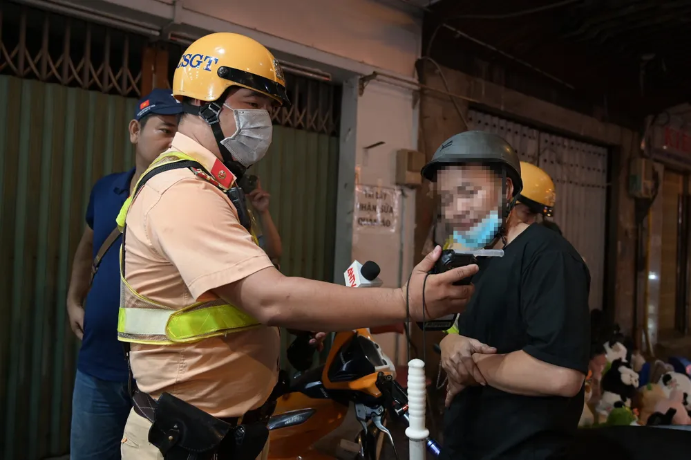 nhau-le-voi-ban-nam-thanh-nien-vi-pham-nong-do-con-gap-3-lan-quy-dinh (4).jpg