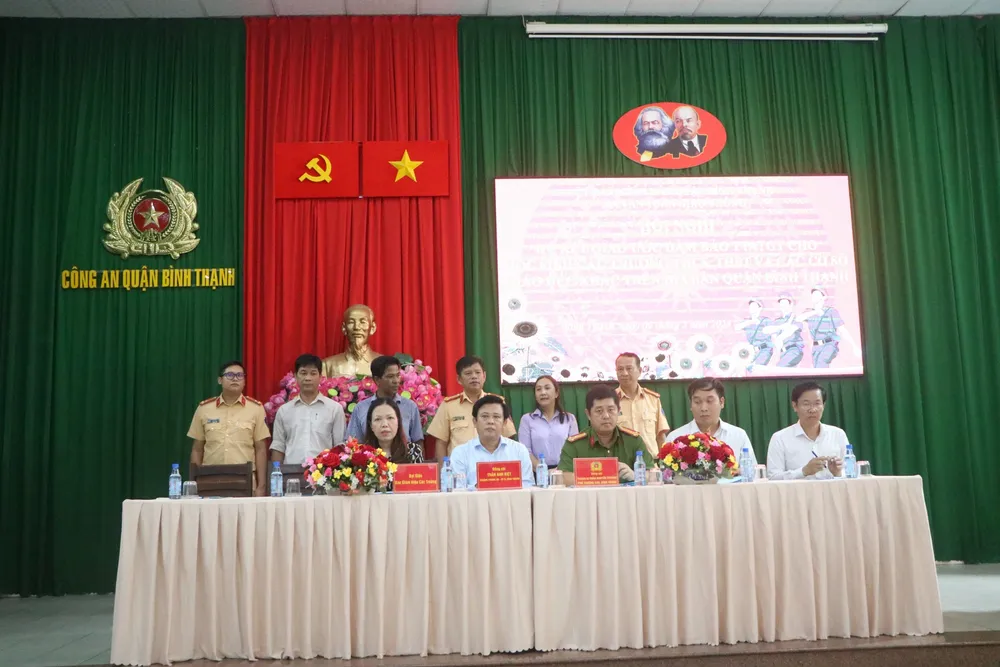 Đại diện các đơn vị tham gia ký kết giao ước đảm bảo TTATGT cho học sinh. Ảnh: ĐC TP.HCM: Tăng cường xử lý học sinh vi phạm luật giao thông