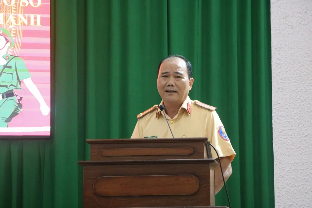 Trung tá Nguyễn Văn Khởi báo cáo tại buổi lễ. Ảnh: ĐC tp-hcm-tang-cuong-xu-ly-hoc-sinh-vi-pham-luat-giao-thong