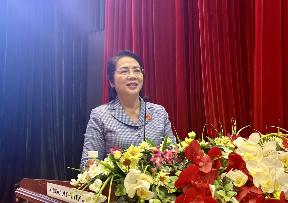 ĐB Trần Kim Yến trả lời ý kiến cử tri tại buổi tiếp xúc. Ảnh: NGUYỄN YÊN cu-tri-tp-hcm-phai-kiem-soat-gia-vang (2).jpg