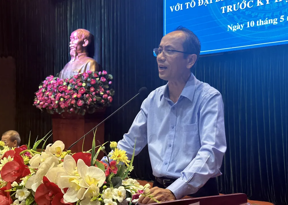 Ông Hồ Phương, Phó Chủ tịch UBND quận Bình Thạnh thông tin với cử tri về dự án treo ở bán đảo Thanh Đa. Ảnh: NGUYỄN YÊN cu-tri-tp-hcm-phai-kiem-soat-gia-vang (3).jpg